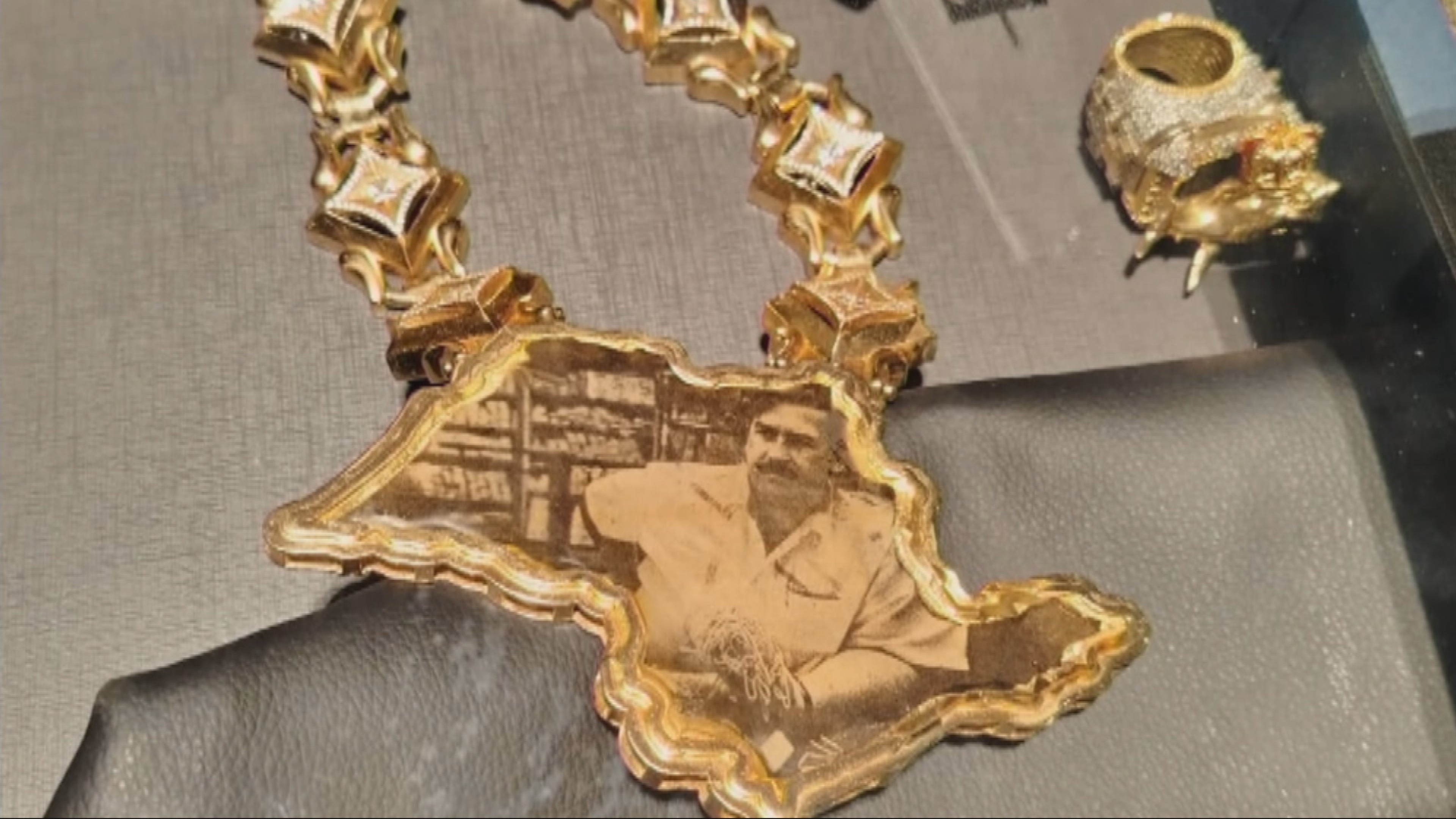 Colar de Ryan SP com foto de Pablo Escobar foi apreendido pela PF; entenda fascínio pelo traficante