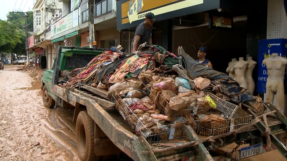 Dinomar dos Anjos, proprietário de uma loja de roupas no centro de Mimoso do Sul, estima um prejuízo de R$ 1,2 milhão de prejuízo em mercadoria. Espírito Santo 2 — Foto: TV Gazeta