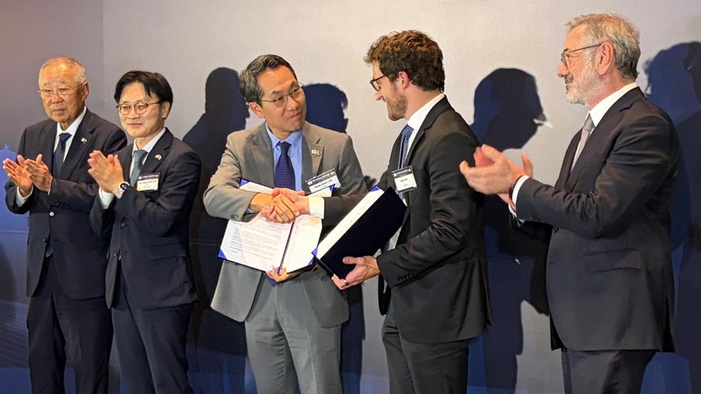 Marco Billi, CEO Internacional da Eurofarma (à direita), assina acordo com Donghoon Lee, CEO da SK Biopharmaceuticals Co. (à esquerda) — Foto: Isabela Ortiz/g1