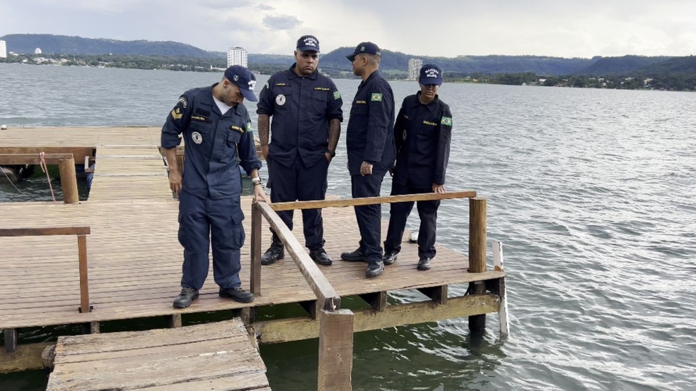 Peritos da Marinha do Brasil estiveram no local do acidente com lancha, em Sacramento (MG) — Foto: TV Integração/reprodução