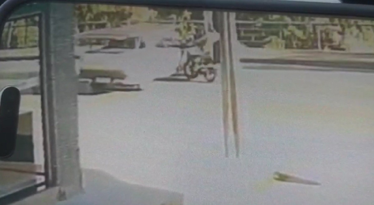 Motociclista fica em estado grave após carro fazer conversão proibida em MG; VÍDEO