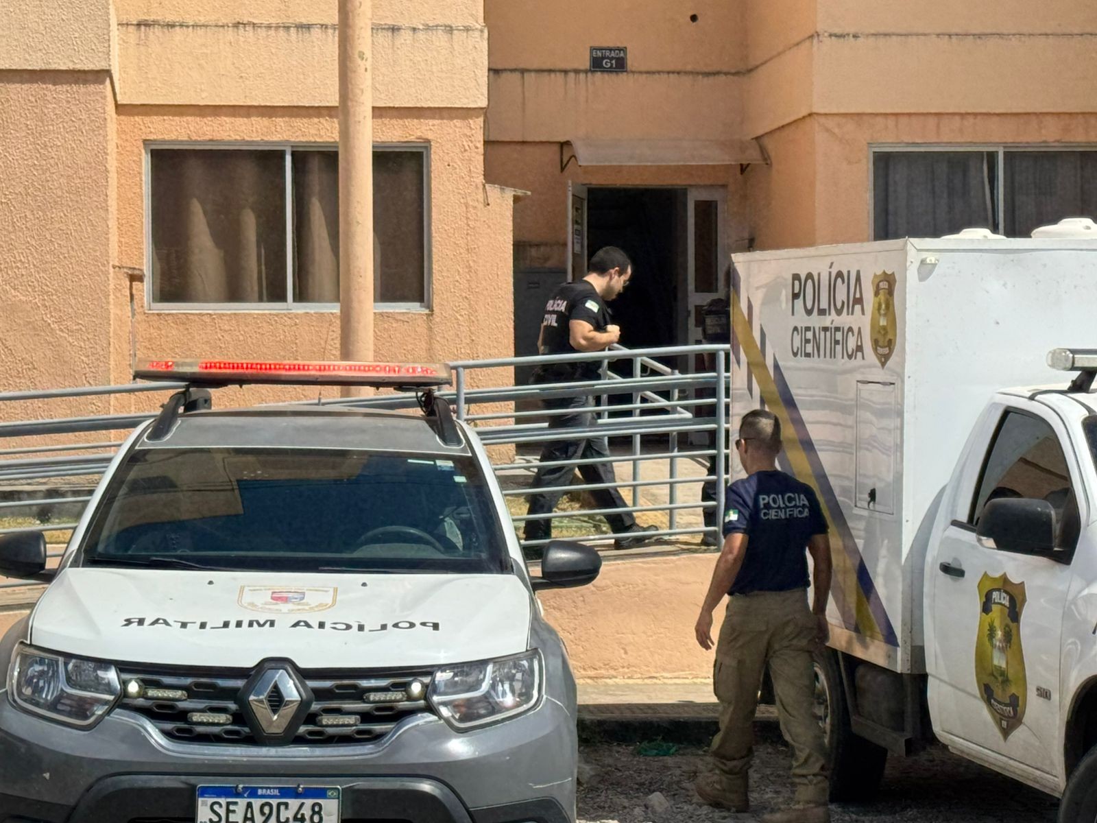 Marido e mulher são encontrados mortos a tiros dentro de condomínio na Grande Natal