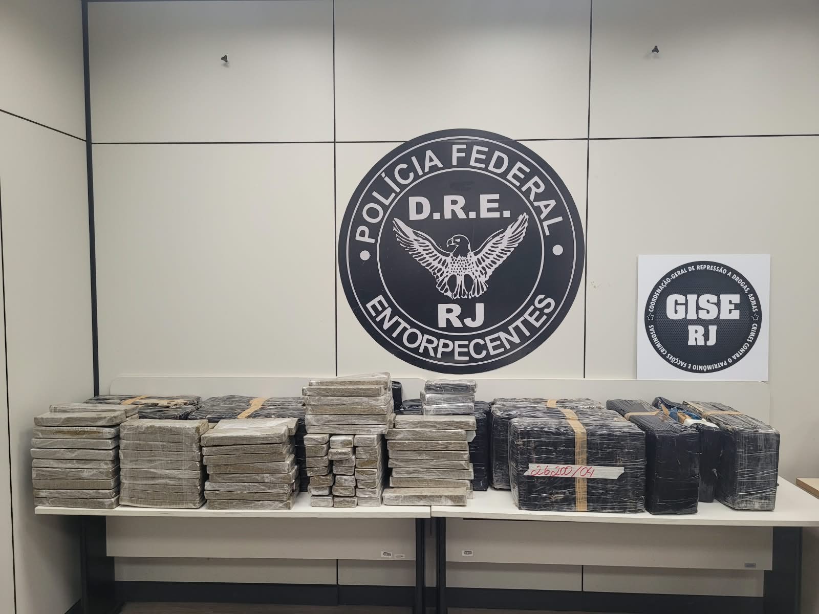 Motorista é preso com 385 kg de maconha e 4 kg de cocaína em Piraí
