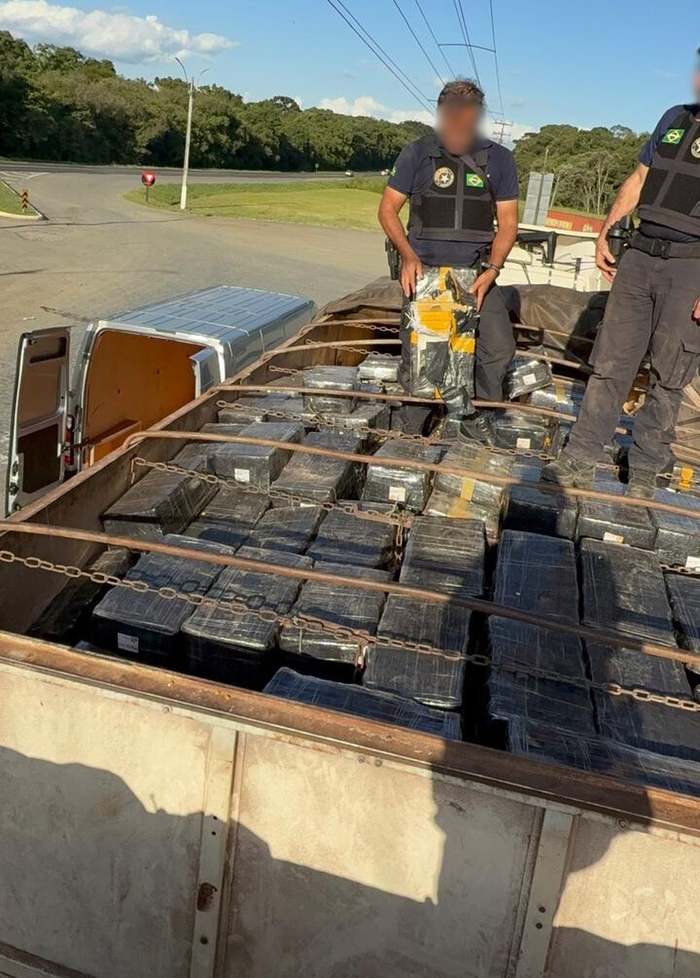 Receita Federal encontra mais de 2 toneladas de maconha em caminhão estacionado em posto de combustíveis — Foto: Receita Federal