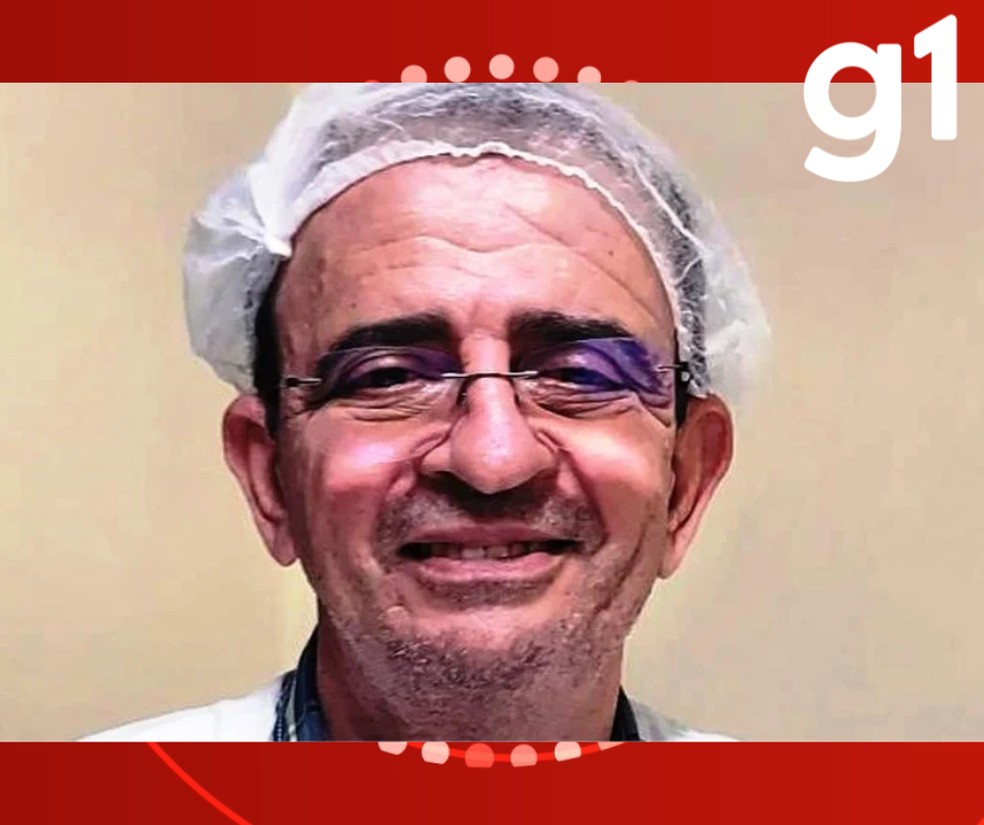 O médico foi conduzido pelos policiais à delegacia, sem o uso de algemas, para prestar esclarecimentos — Foto: Reprodução