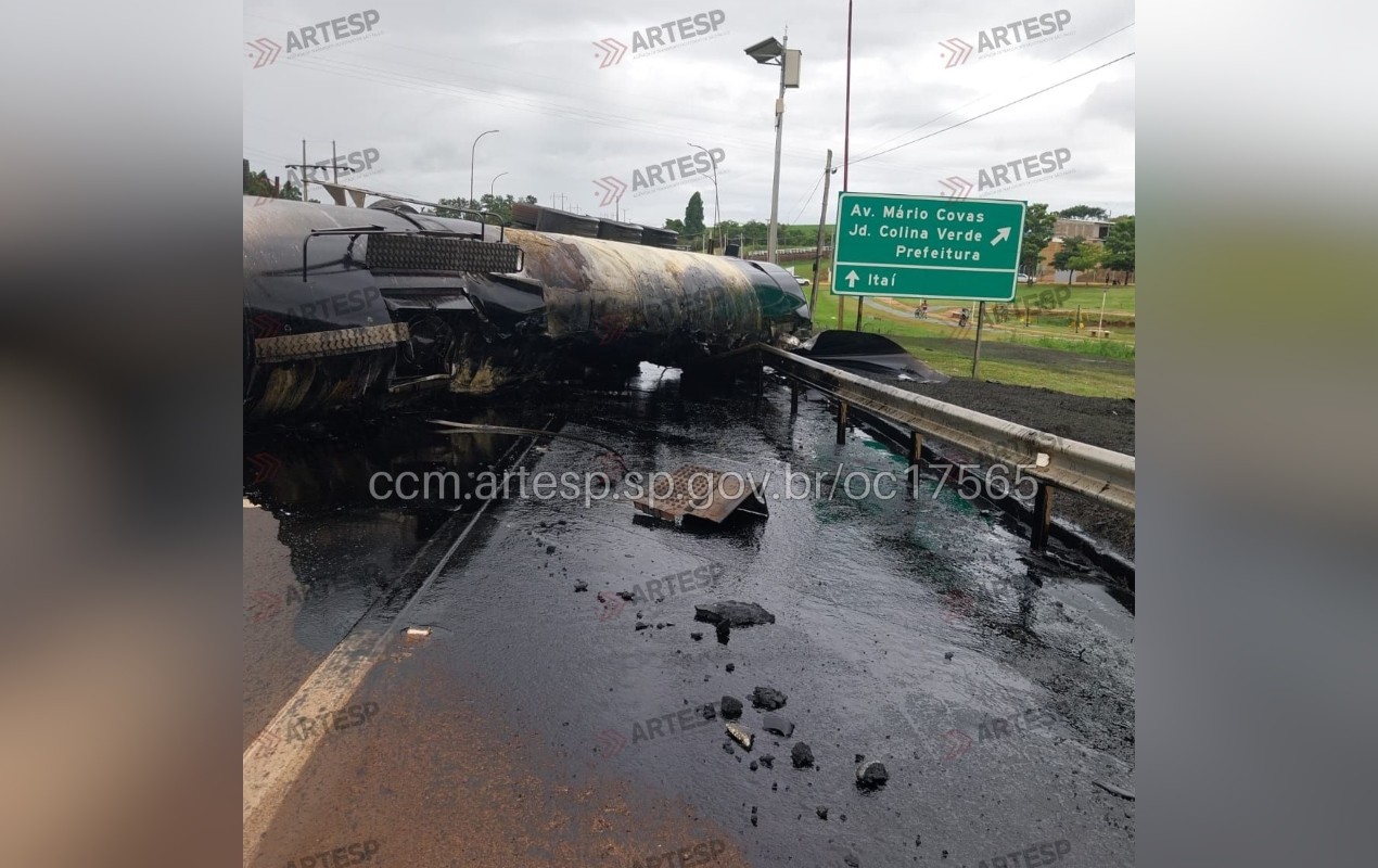 Carreta tomba e causa vazamento de óleo fertilizante na SP-255 em Taquarituba; veja fotos
