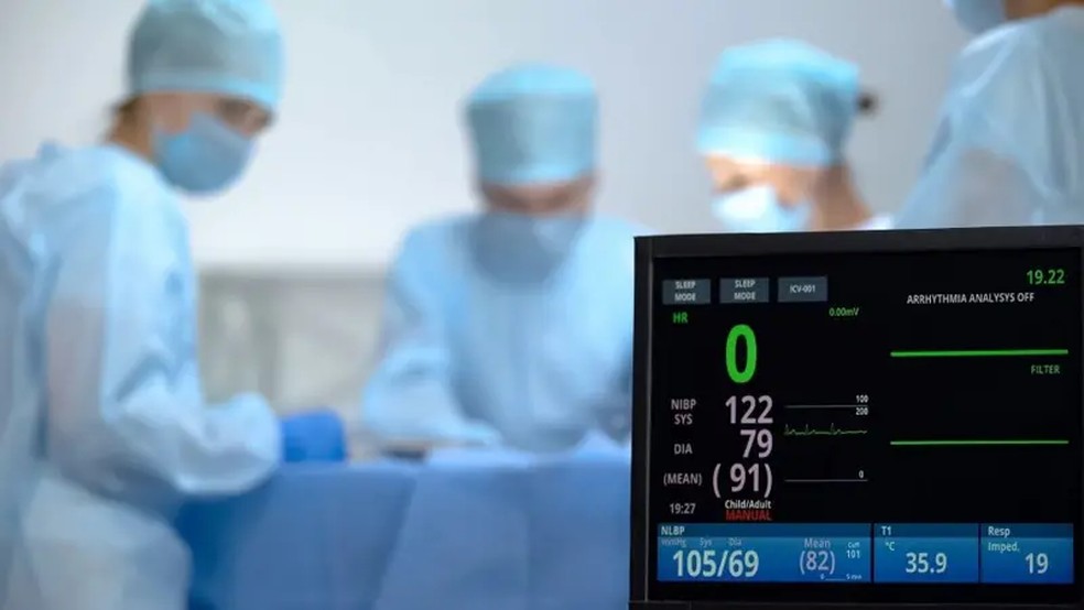 Uma linha plana é registrada em um monitor como este quando não se detecta a frequência cardíaca do paciente. — Foto: GETTY IMAGES via BBC