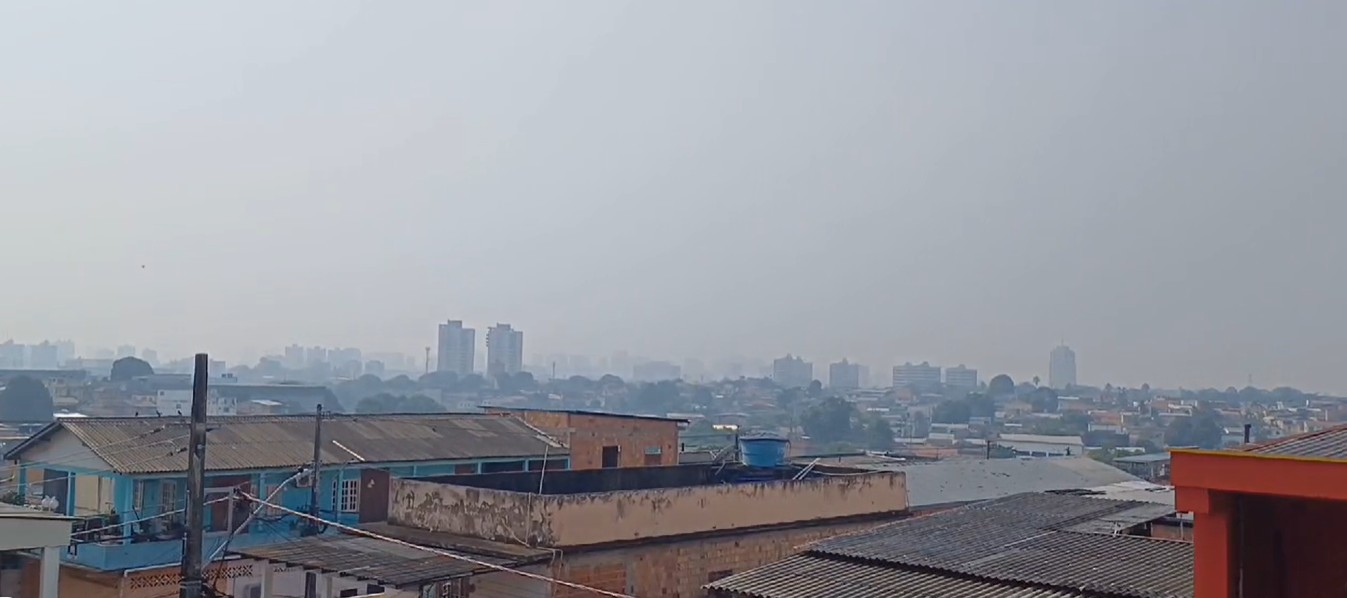 Manaus volta amanhecer com céu encoberto de fumaça e qualidade do ar é péssima