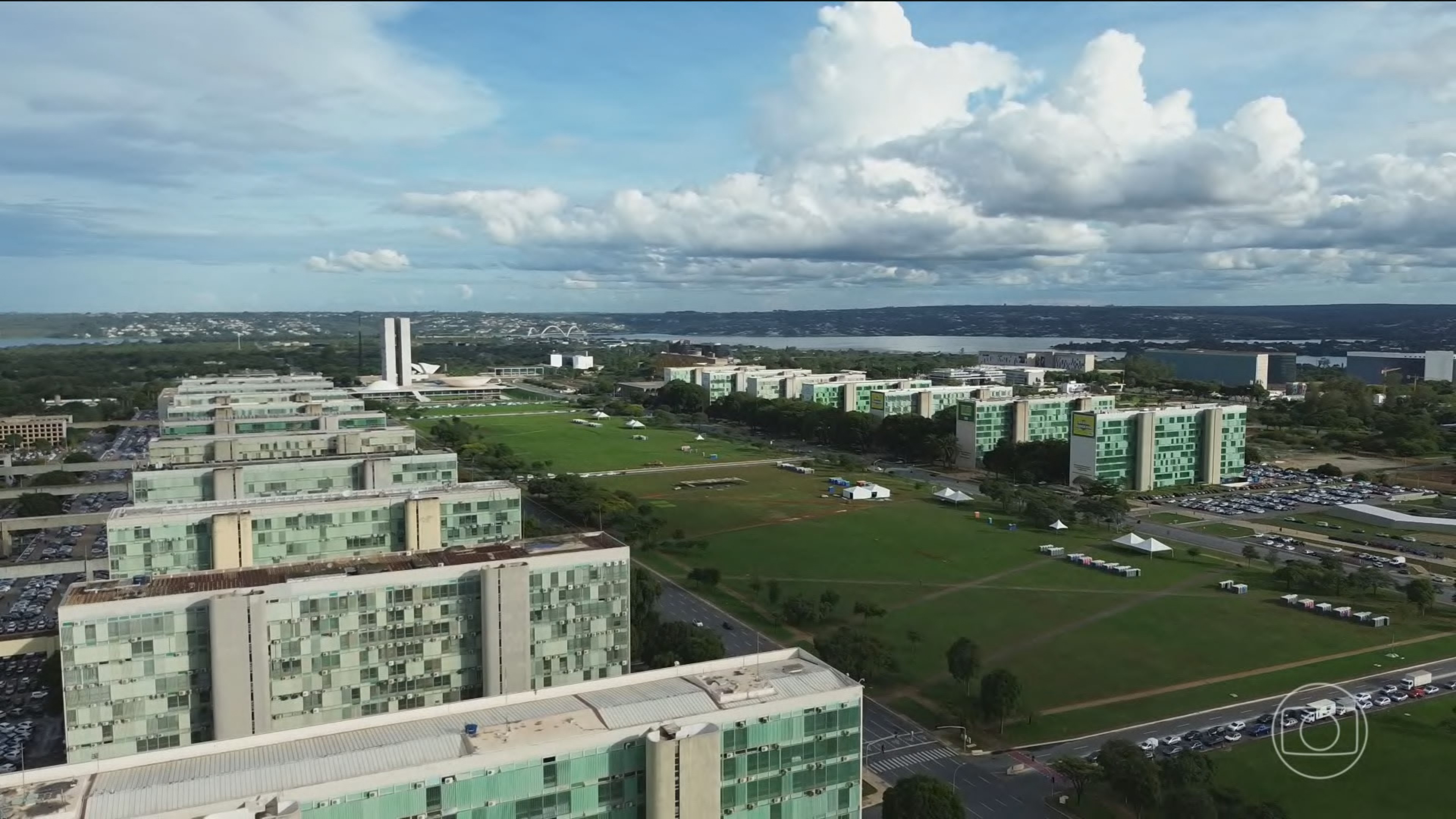 Dino manda suspender pagamento de 'penduricalhos' ilegais no serviço público; decisão vale para os Três Poderes da República