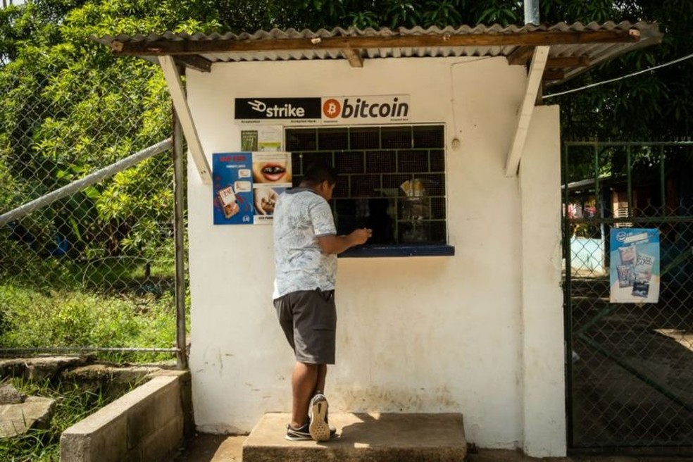 El Salvador adotou o bitcoin como moeda legal em 2021. — Foto: Getty Images via BBC