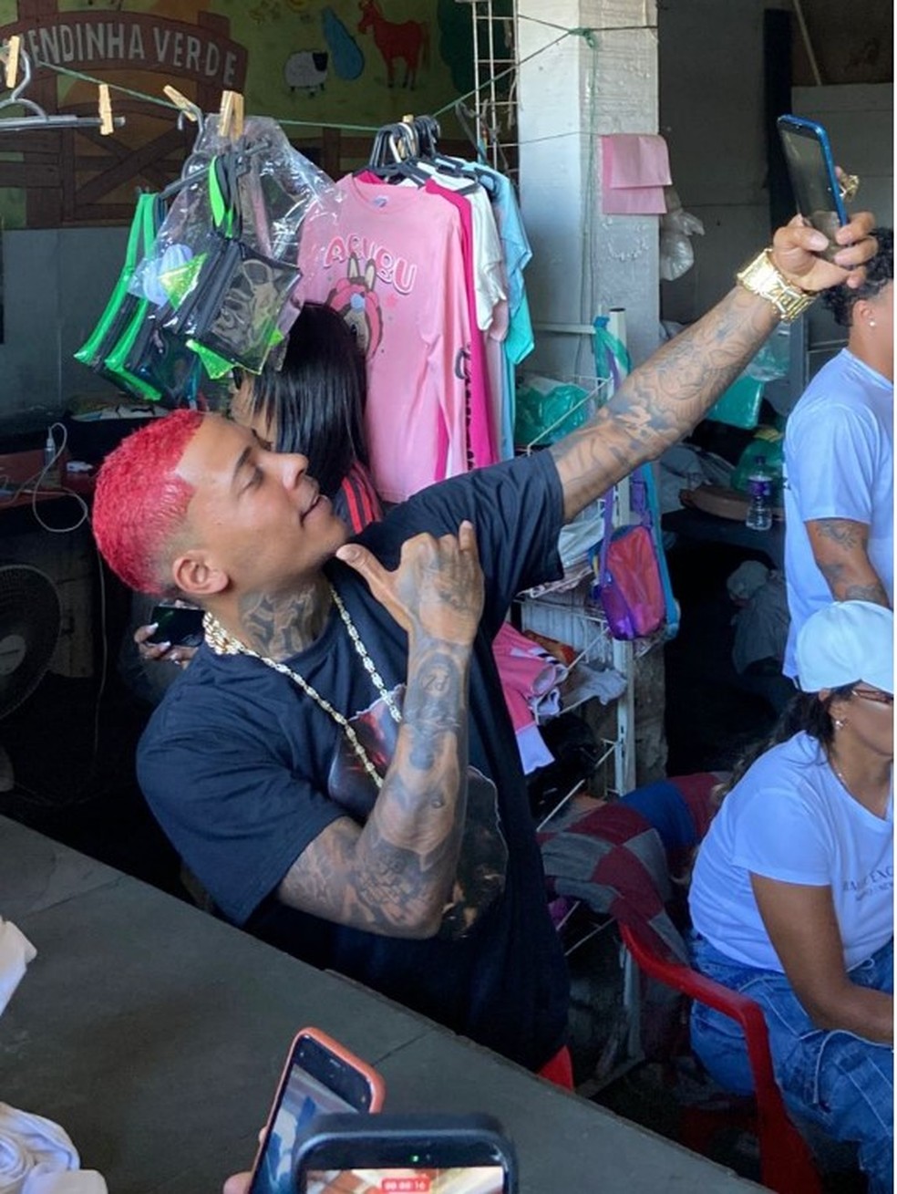 Poze tira foto em Bangu — Foto: Thais Espirito Santo/g1