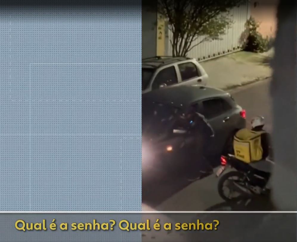 Vídeo: motociclista rouba celular e atira no chão para obrigar vítima a revelar senha do telefone em SP
