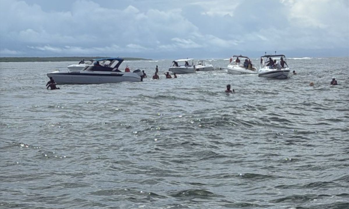 Duas pessoas ficam feridas após  lancha naufragar parcialmente em destino turístico da Bahia