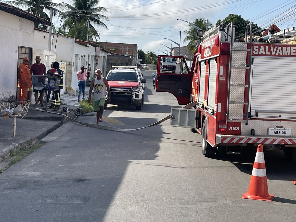 Corpo de Bombeiros foram acionados para controlar as chamas em Delmiro Gouveia, Alagoas — Foto: Ítalo Timóteo/italotimoteo.com.br/