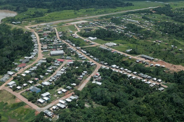 Parte da pista é liberada, mas empresa mantem suspensão de voos para cidade isolada no Acre