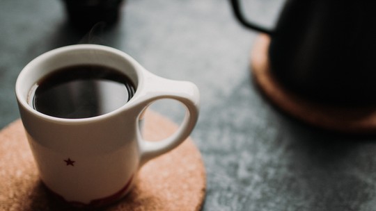 Marcas populares de café no Brasil pertencem a empresas estrangeiras; entenda - Quatro empresas com capital estrangeiro controlam mais da metade do mercado no país, incluindo marcas como Pilão, 3 Corações, Melitta e Nescafé. Expansão dos supermercados nos anos 1990 e 2000 ajudou marcas regionais a se tornarem nacionais e atrair investidores de fora.
