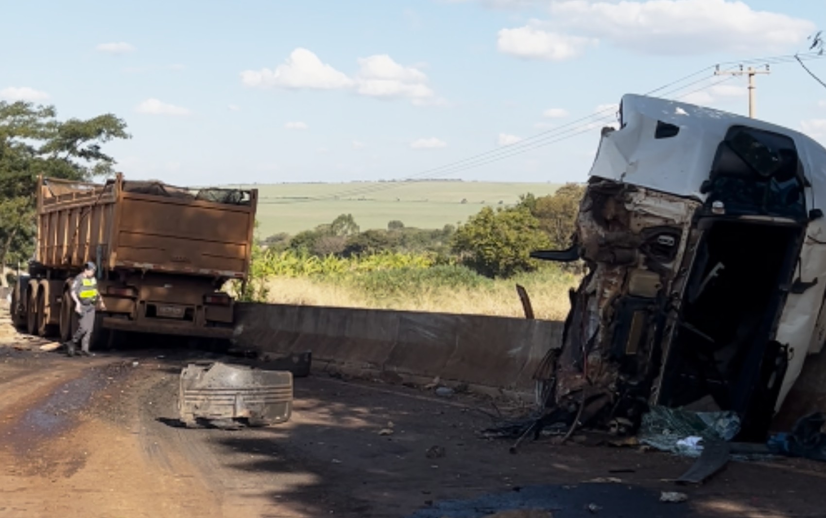 Acidente entre três caminhões interdita  Rodovia Abrão Assed em Serra Azul, SP; VÍDEO