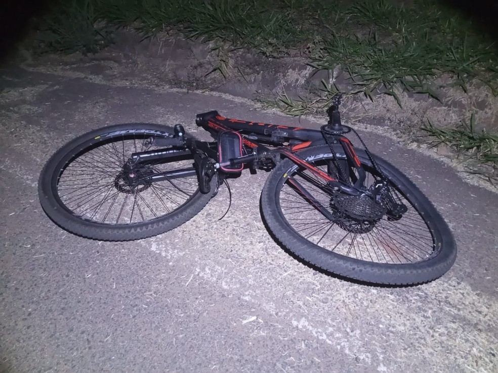 Ciclista ficou ferido após acidente com motociclista, na Estrada Vicinal Roberto Romanini, em Osvaldo Cruz (SP) — Foto: Cristiano Nascimento/Jornal Cidade Aberta