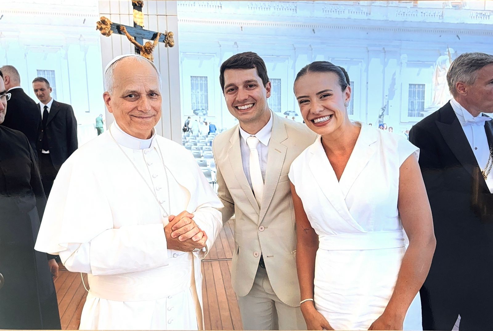 Casal do interior de SP é abençoado pelo papa Leão XIV e ganha presente do pontífice no Vaticano