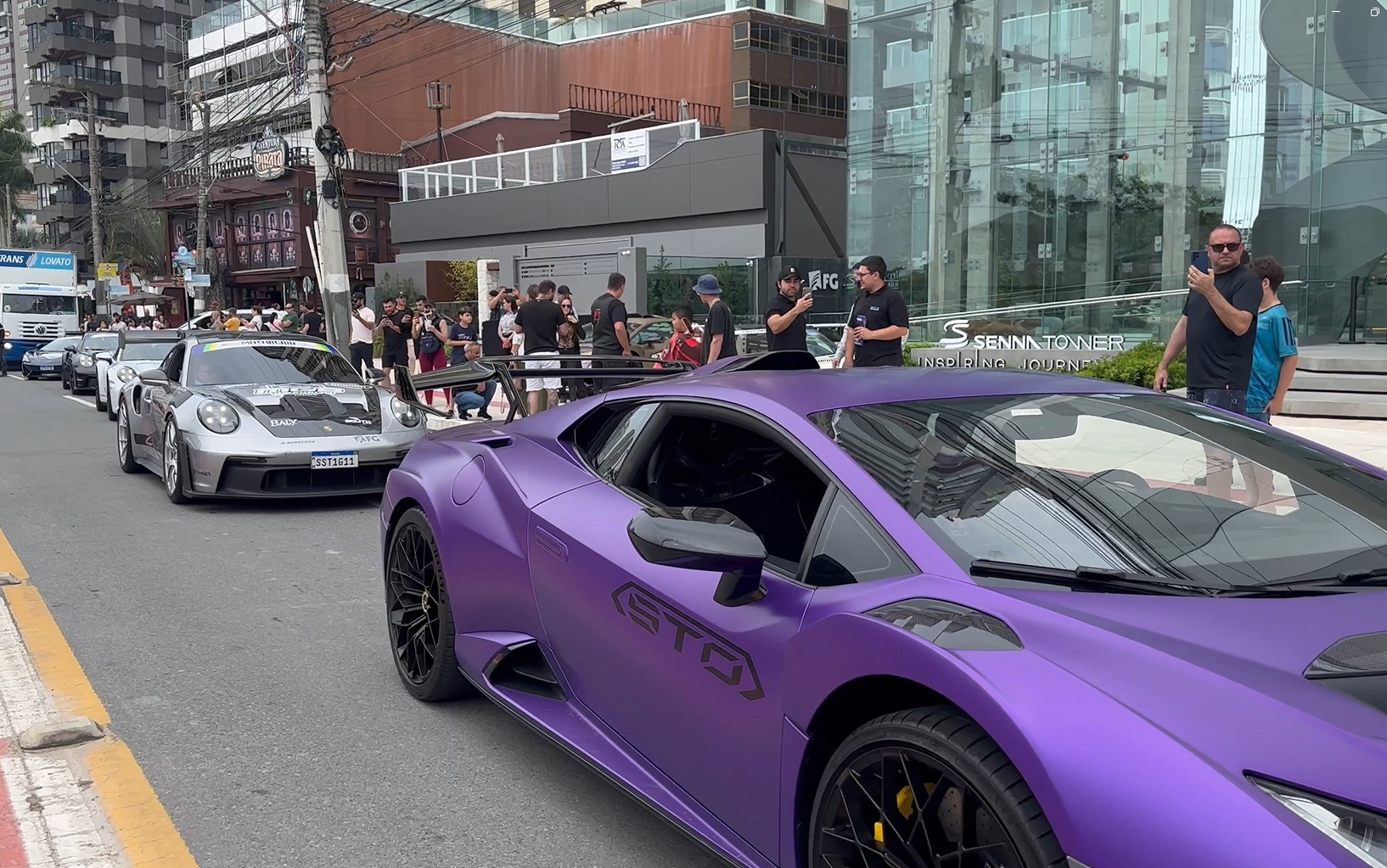 Comitiva com 100 superesportivos avaliados em R$ 150 milhões desfila em avenida de Balneário Camboriú; VÍDEO