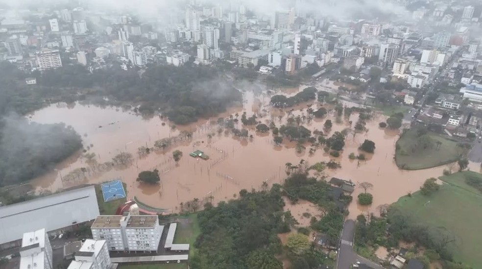 Rio Taquari transborda e imagens de drone mostram água invadindo ruas no RS
