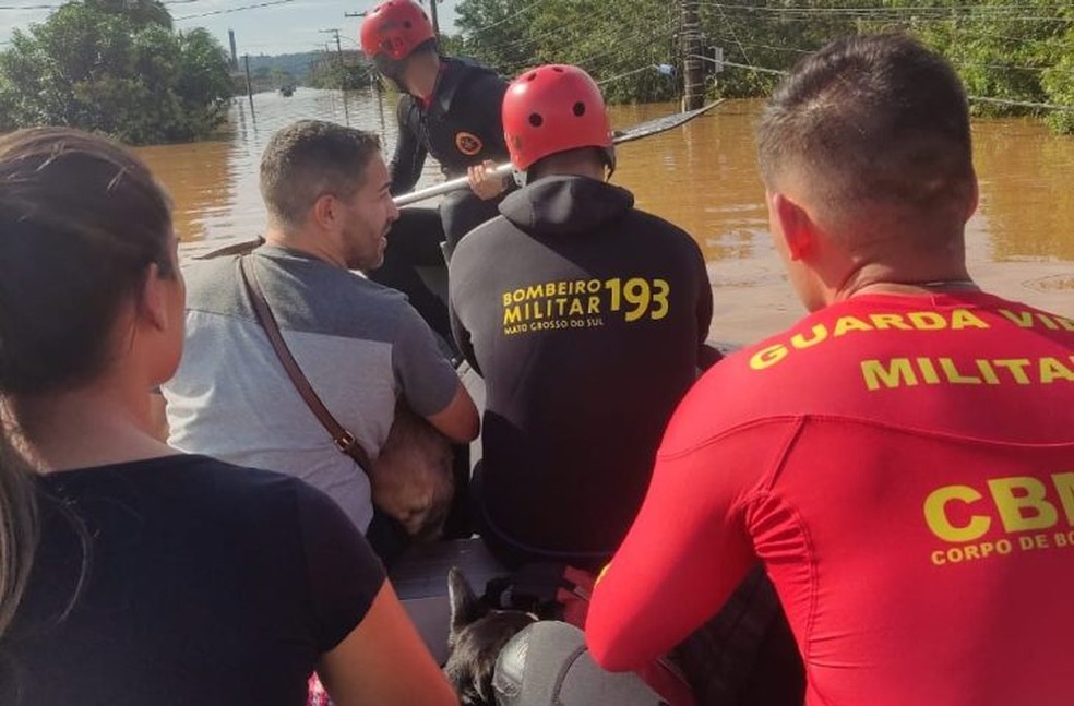 Bombeiros de MS resgatam vítimas em missão no RS — Foto: Reprodução