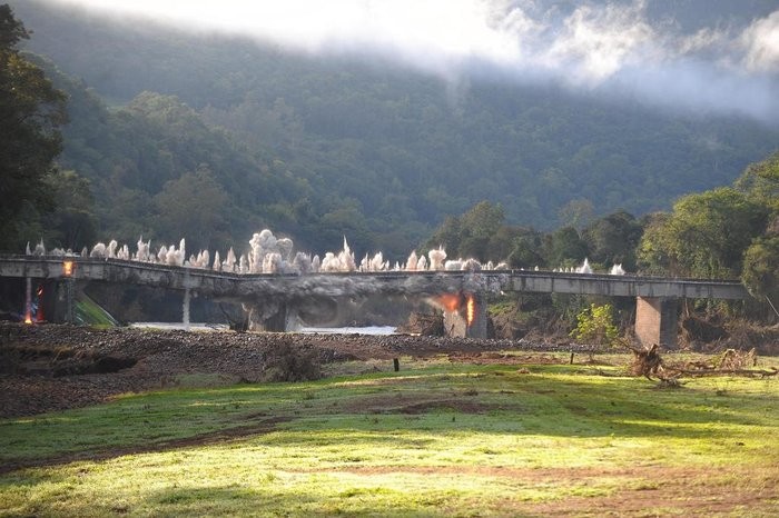 VÍDEO: Ponte que sofreu danos durante enchente é implodida na Serra do RS