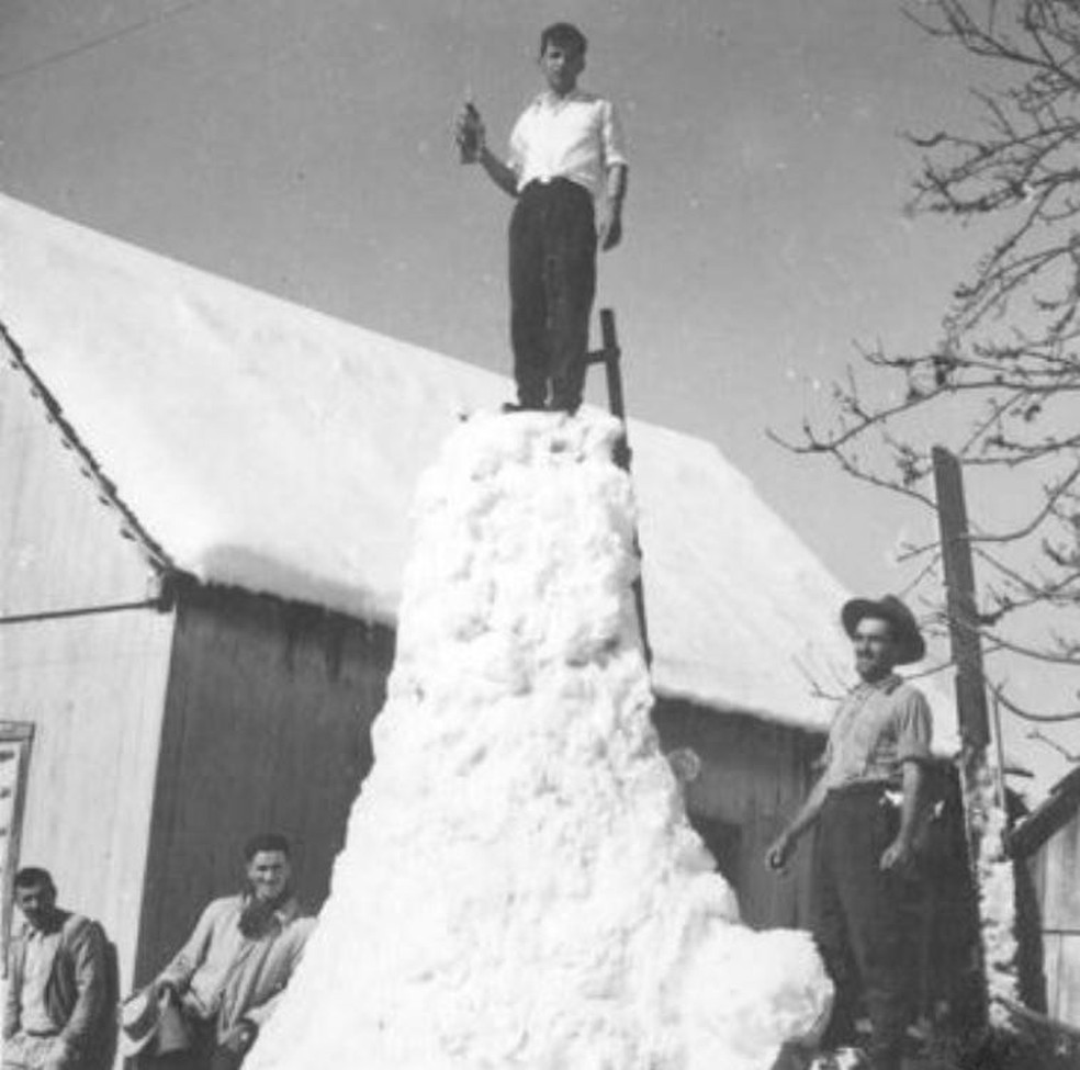 Morador fez um monte de neve do tamanho da casa — Foto: Bampi/Divulgação