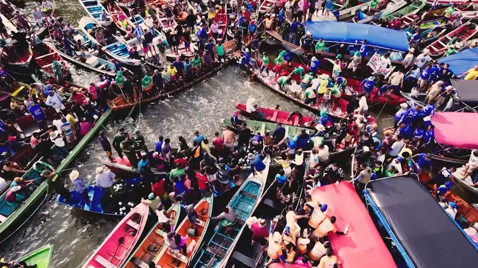 Centenas de pescadores fazem "borqueio" para capturar milhares de maparás. — Foto: Edenilton Marques / TV Liberal
