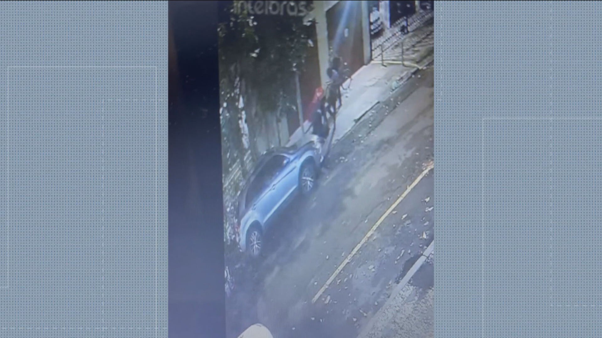 Vídeo mostra quinto envolvido em morte de ciclista em Copacabana dando chutes na vítima