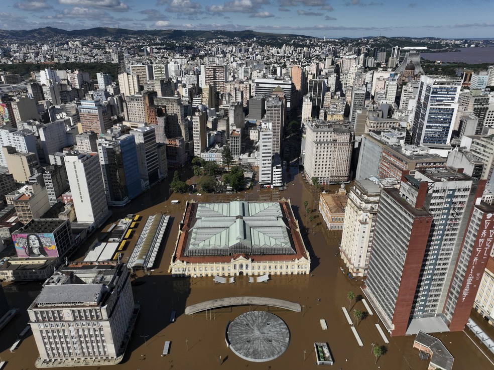 Mercado Central &eacute; visto em meio &agrave; &aacute;gua em Porto Alegre &mdash; Foto: Andre Penner/AP