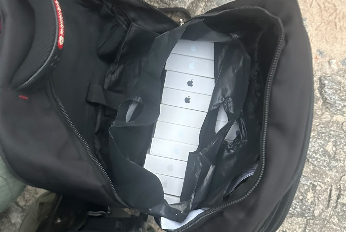 Adolescente é apreendido com 66 iPhones sem nota fiscal no Recife