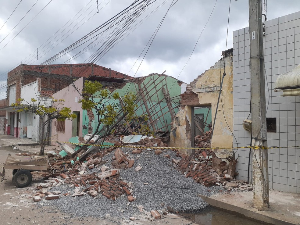 Casa desabou após ser atingida por muro de residência vizinha que estava em obras em Iguatu, no Ceará. — Foto: Corpo de Bombeiros/Reprodução