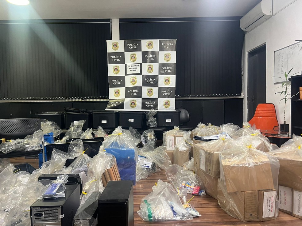 Policiais encontraram uma mineradora de bitcoins supostamente usada pelos criminosos para lavar dinheiro do tráfico de drogas — Foto: Divulgação/SSP