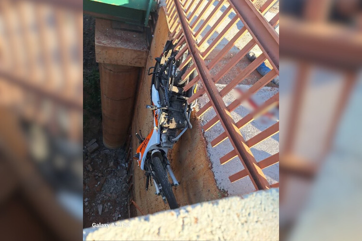 Moto fica enroscada em grade e pendurada em ponte após acidente em Presidente Prudente