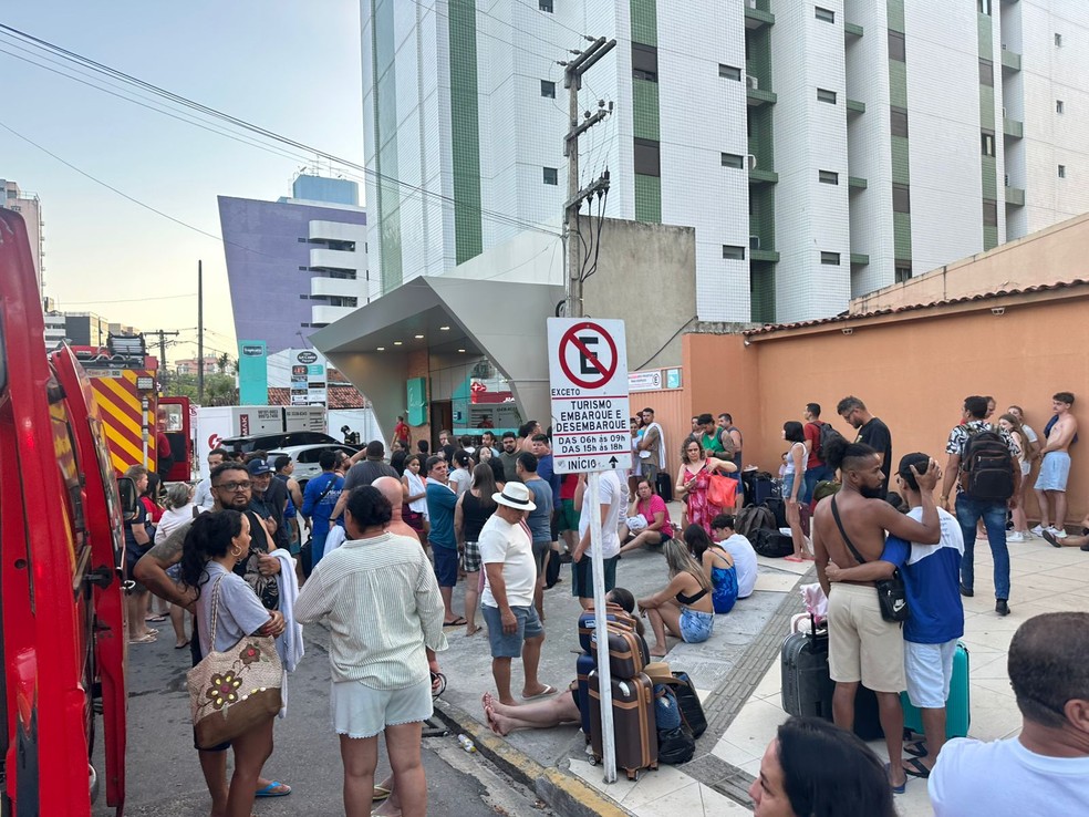 Incêndio atinge hotel no bairro da Pajuçara, em Maceió — Foto: Nick Marone/TV Gazeta