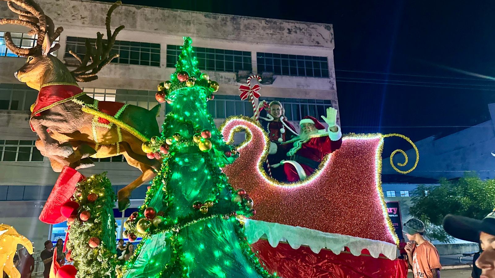 ‘Trenó amazônico’: Papai Noel chega de bajara e encanta moradores em Santarém, no PA