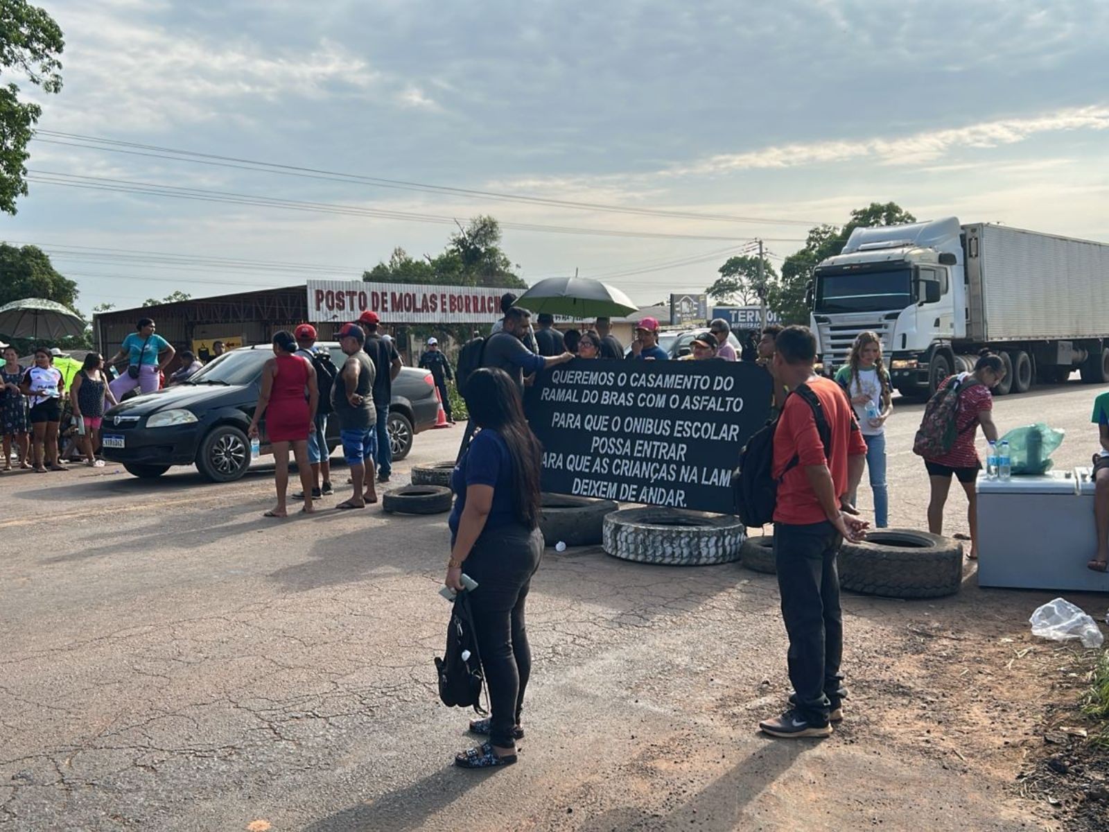 Moradores fecham a BR-364 durante protesto por policiamento e iluminação em ramal de Rio Branco 