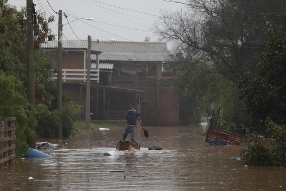 Chuva no RS provoca inundação em rios, bloqueio em rodovias e deixa famílias