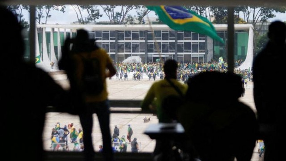 Golpistas observam, do Palácio do Planalto, atos de vandalismo no prédio do Supremo Tribunal Federal — Foto: REUTERS