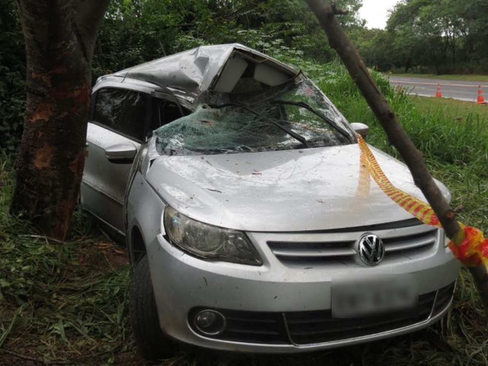 Mulher ficou ferida após carro bater contra árvore em Junqueirópolis (SP) — Foto: Jorge Zanoni