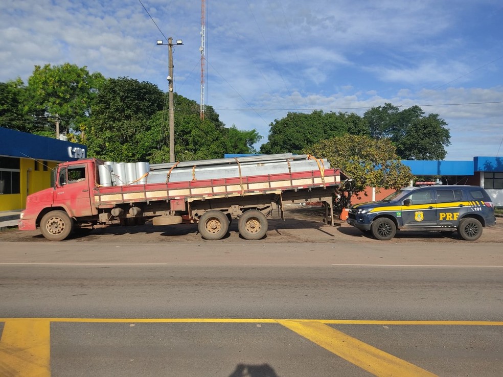 Caminhão com suspensão adulterada é retido pela PRF na BR-153
