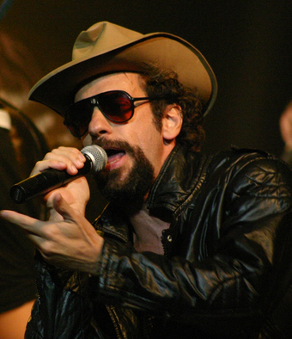 Ator Roberto Bomtempo interpreta o Maluco Beleza no musical “Raul fora da lei – A história de Raul Seixas” — Foto: Divulgação/Sesi