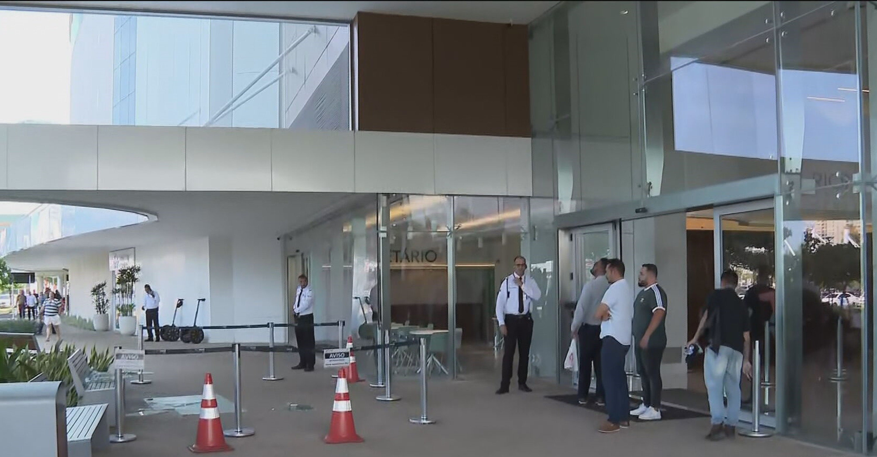 Placas de vidro caem e mulher é ferida na cabeça no empresarial RioMar Trade Center