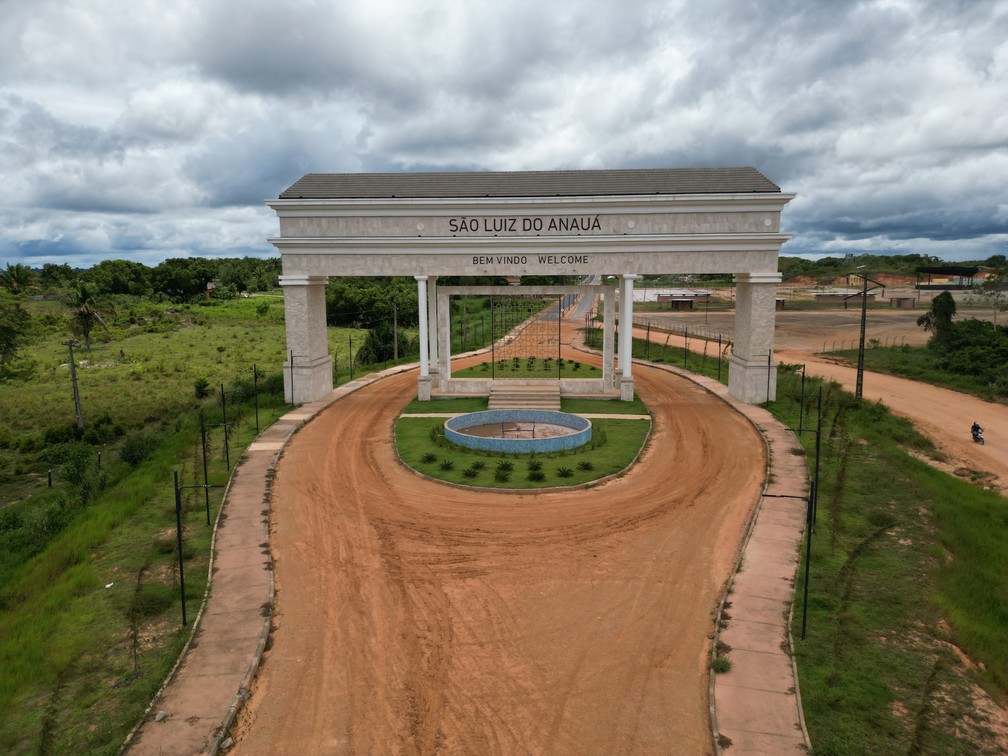 Portal na entrada do perímetro urbano de São Luiz; obras estão paradas — Foto: Raquel Maia/Rede Amazônica