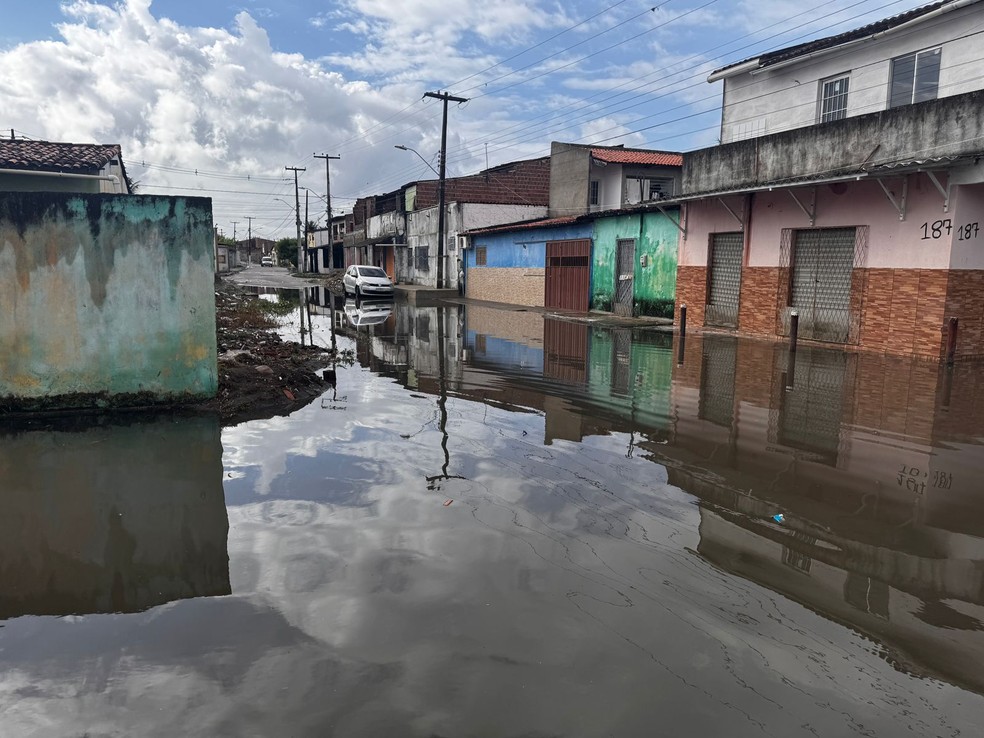 Rua alagada no bairro Nossa Senhora da Apresentação, na Zona Norte de Natal — Foto: Vinícius Marinho/Inter TV Cabugi