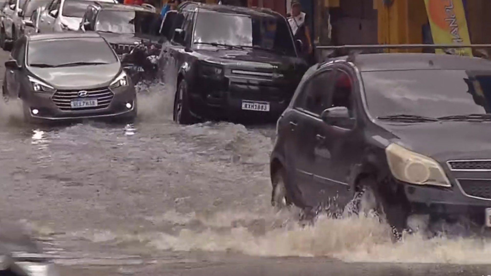 Maré alta causa alagamentos em Belém e afeta circulação no Ver-o-Peso e Comércio