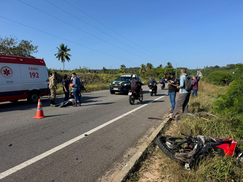 Acidente com 2 motos e bicicleta deixa 4 feridos na BR-101 Norte — Foto: Sérgio Henrique Santos / Inter TV Cabugi