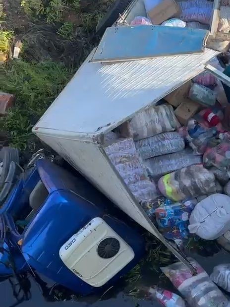 Caminhão cai em ribanceira após colisão com ônibus de estudantes na PB