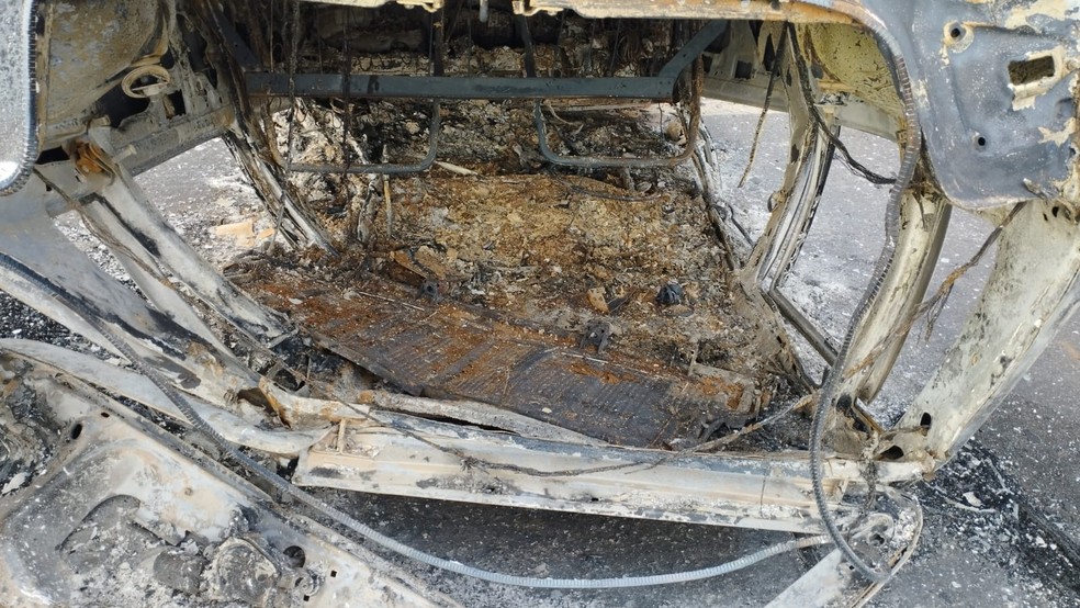 Carro ficou destruído após acidente na TO-164, proximo a Carmolândia — Foto: Polícia Militar/Divulgação